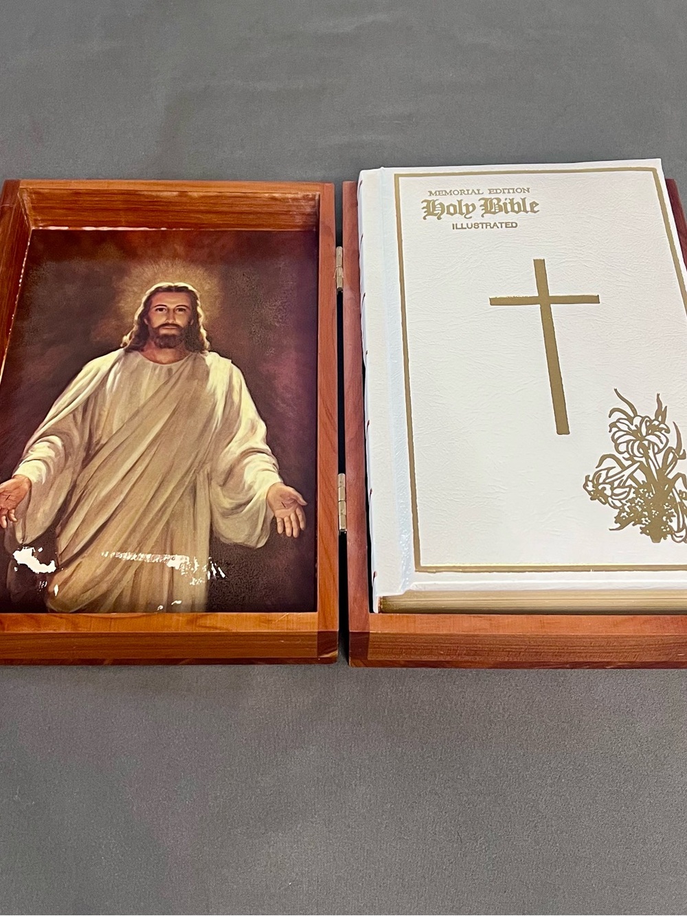VTG 1976 Holy Bible Memorial Edition W/ Cedar Box Religious Union Made